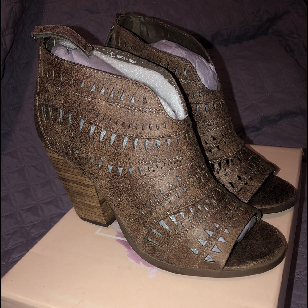 NWT-Not rated brand wedge booties